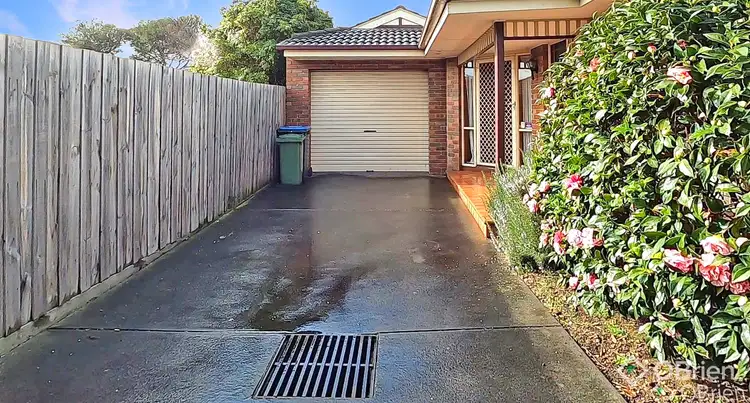 2/53 Collins Crescent, Berwick VIC 3806