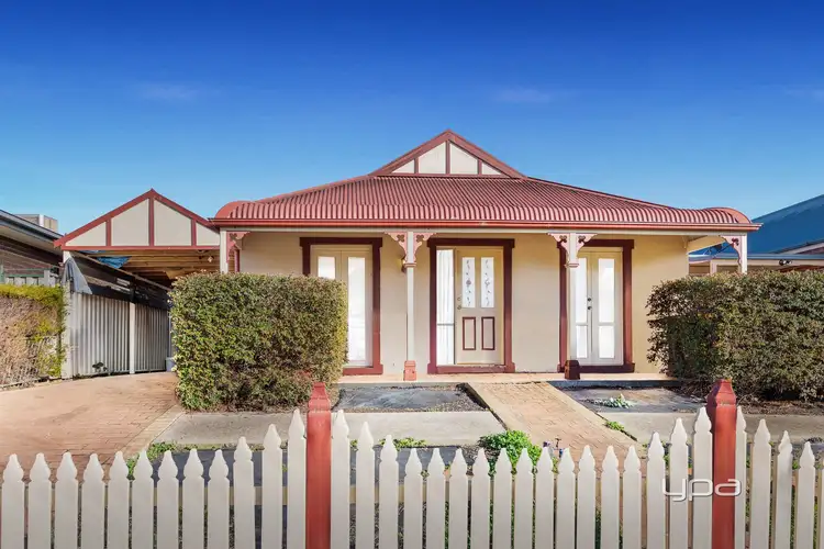 4 Windsor Gardens, Caroline Springs VIC 3023