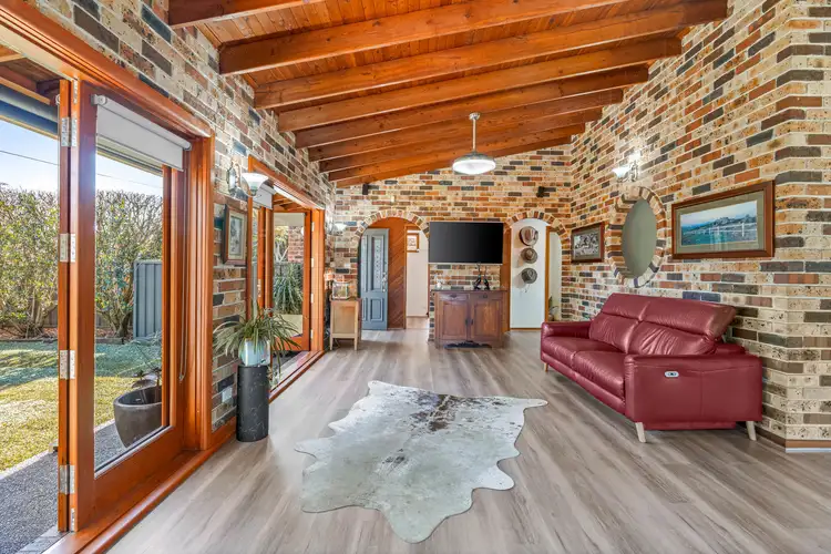 16 Hanlan Street South