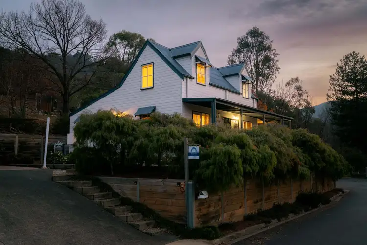 9 Blue Wren Close, Bright VIC 3741