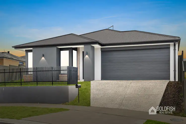 11 Emerald Court Street