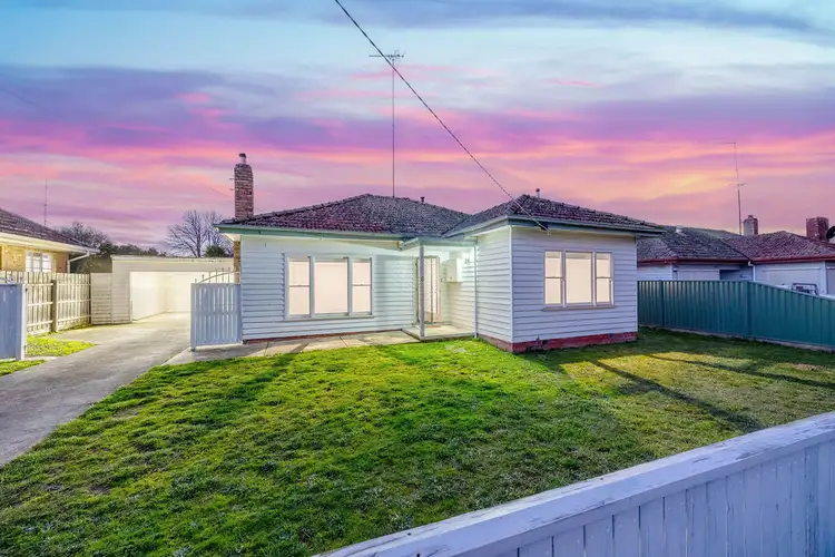 8 Alexander Avenue, Wendouree VIC 3355