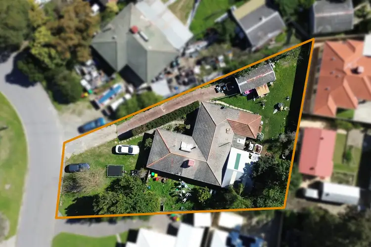 13 Carleton Crescent