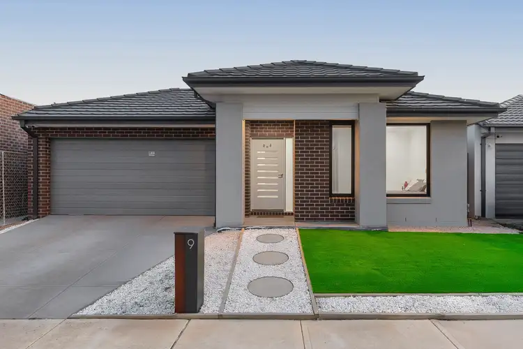 9 Farmingdale Street, Manor Lakes VIC 3024