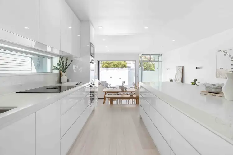 1/42 Peak Avenue, Main Beach QLD 4217