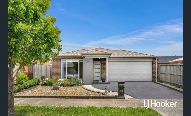 4 Winchcombe Way, Cranbourne North VIC 3977