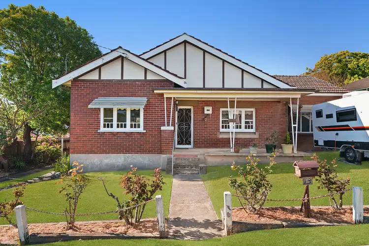 13 Deakin Street