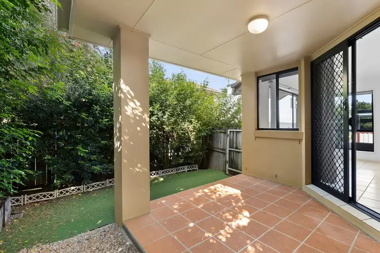 2/102 Pohlman Street, Southport QLD 4215