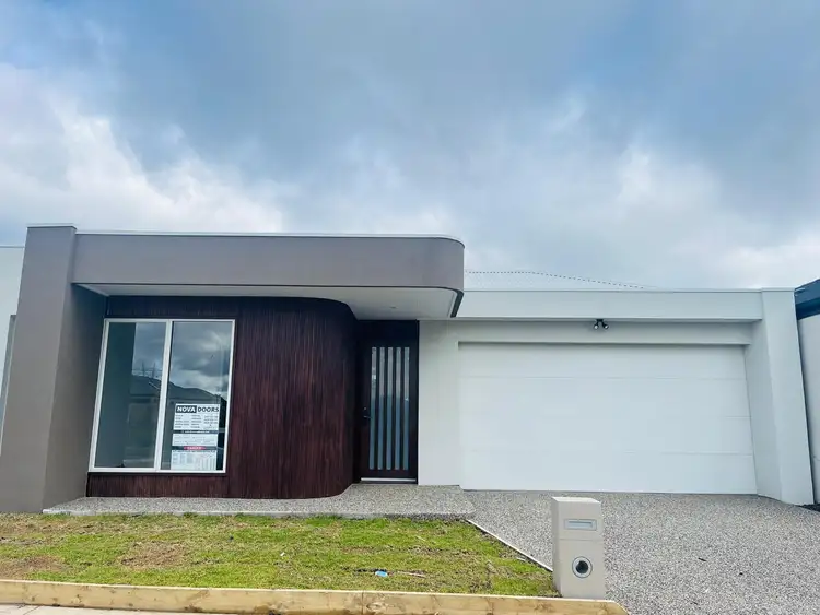 8 Swilk Crescent, Mickleham VIC 3064