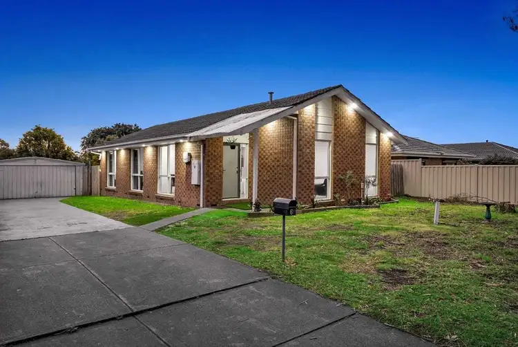 6 Lachlan Close, Cranbourne North VIC 3977