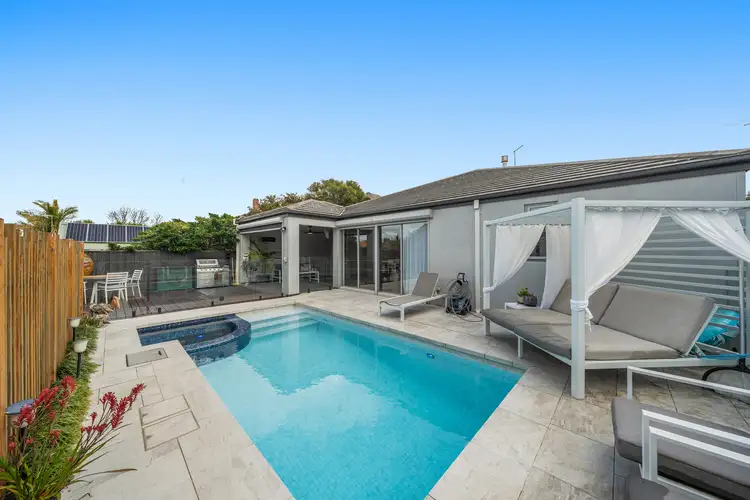 25 Holyrood Avenue, Strathmore VIC 3041