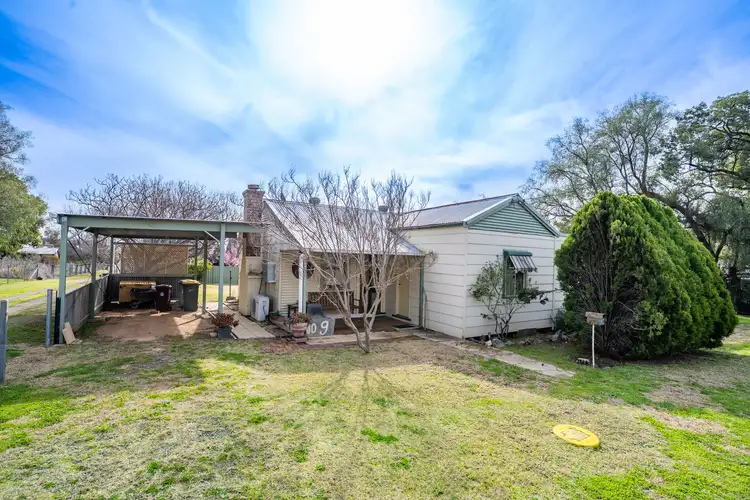 9 Waugoola Street, Woodstock NSW 2793