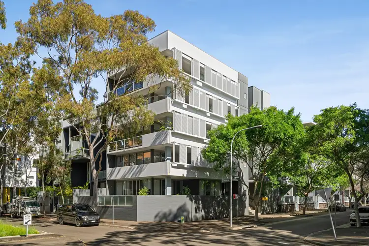 49/6A Grandstand Parade