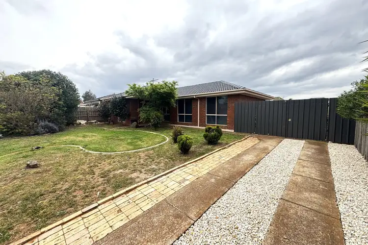 8 Walton Street, Melton South VIC 3338
