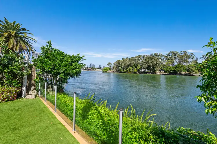 2/243 Stanhill Drive, Chevron Island QLD 4217