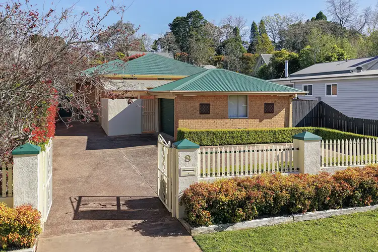 8 Lyle Street, Wentworth Falls NSW 2782