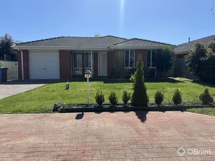 19 Glenaire Crescent, Cranbourne West VIC 3977