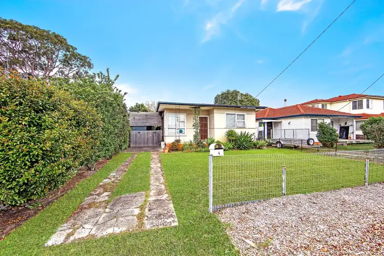 4 MacKenzie Avenue, Woy Woy NSW 2256