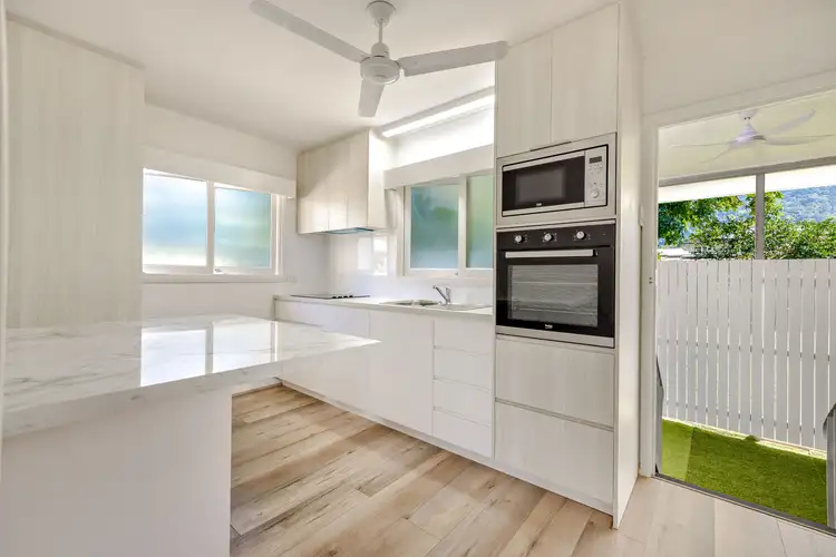 2/196 Greenslopes Street, Edge Hill QLD 4870