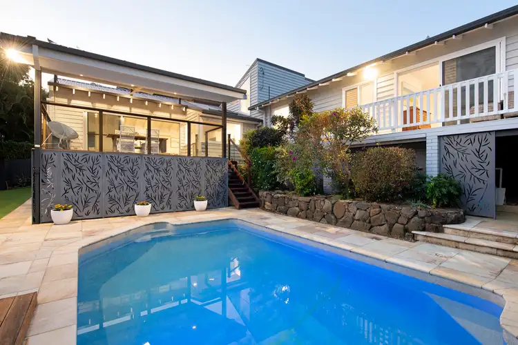 32 Carcoola Street, Benowa QLD 4217