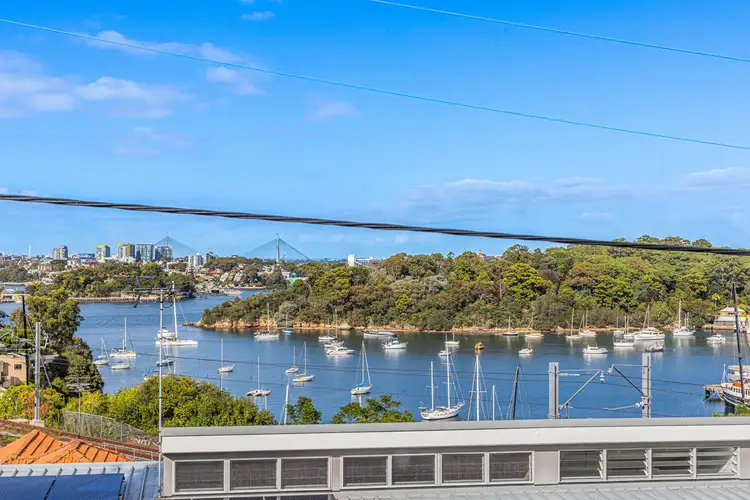 4/10 Commodore Street