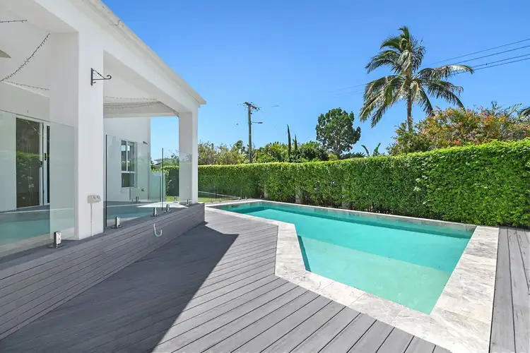 11 Ilkinia Avenue, Broadbeach Waters QLD 4218