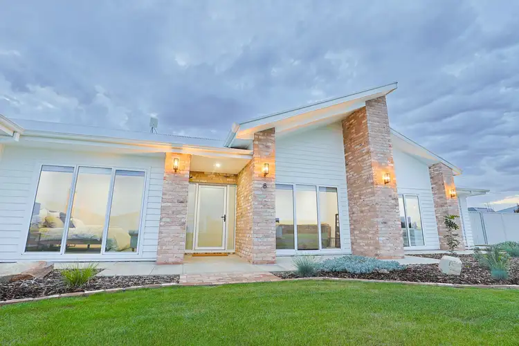 8 Mallee Ridge Drive