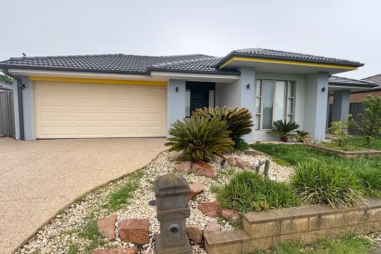 29 Bowyer Avenue, Cranbourne East VIC 3977