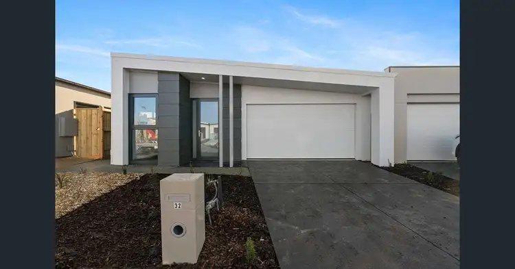 32 Freiberger Grove, Clyde North VIC 3978