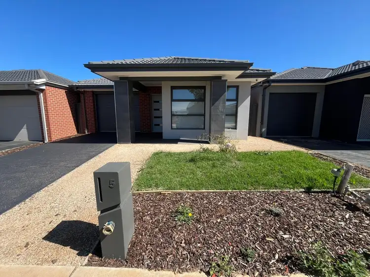 5 Raptor Place, Melton South VIC 3338