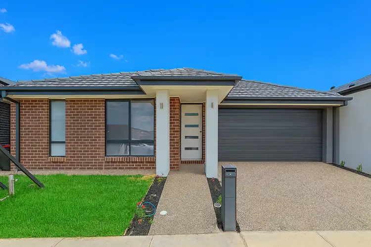 11 Kenmore Way, Clyde North VIC 3978