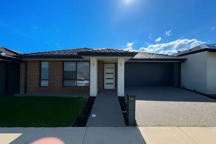 11 Kenmore Way, Clyde North VIC 3978