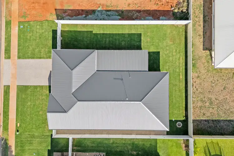 33 Canterbury Road, Emerald QLD 4720