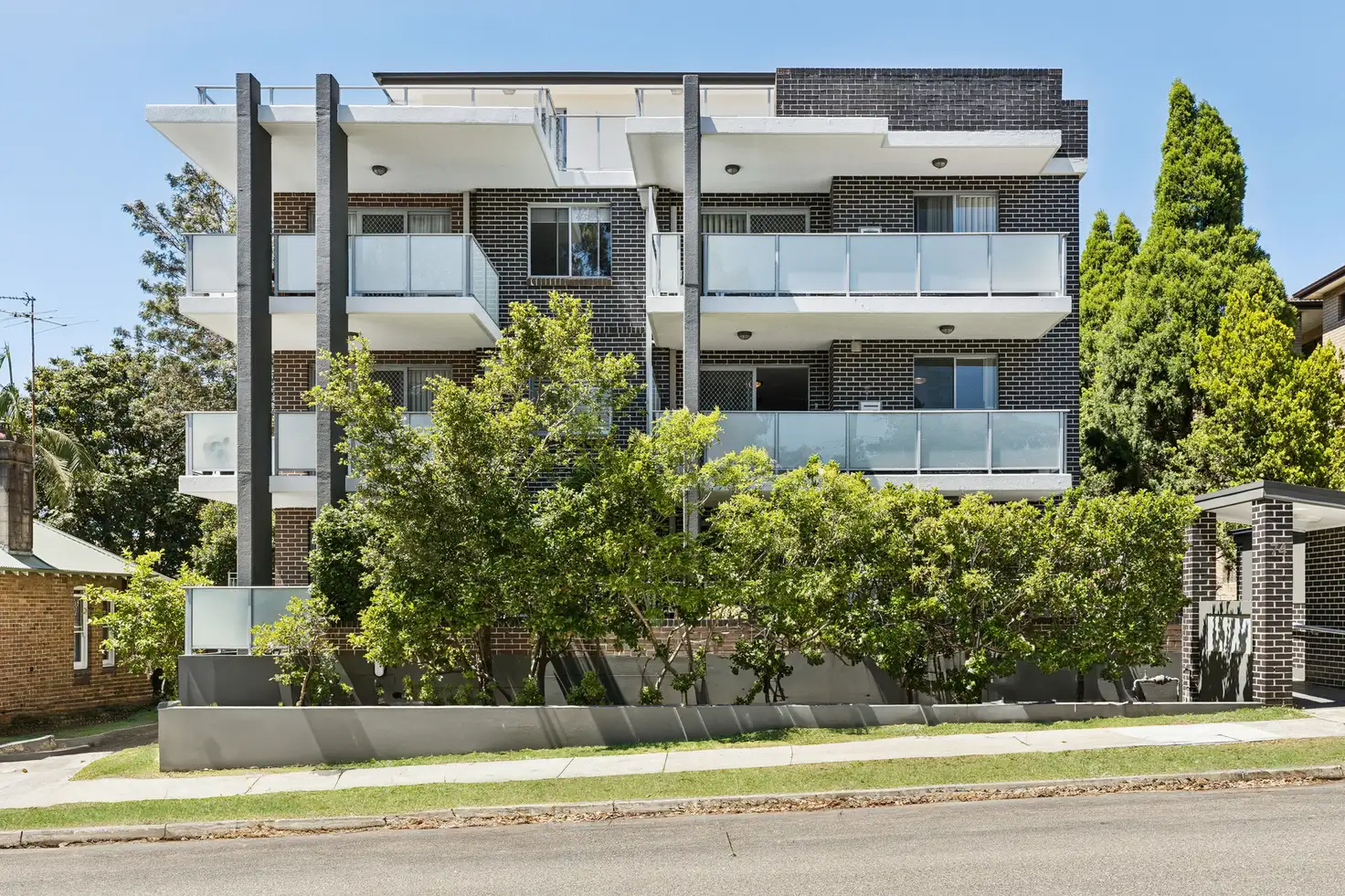 Main view of Homely unit listing, 4/74-76 Hampton Court Road, Carlton NSW 2218
