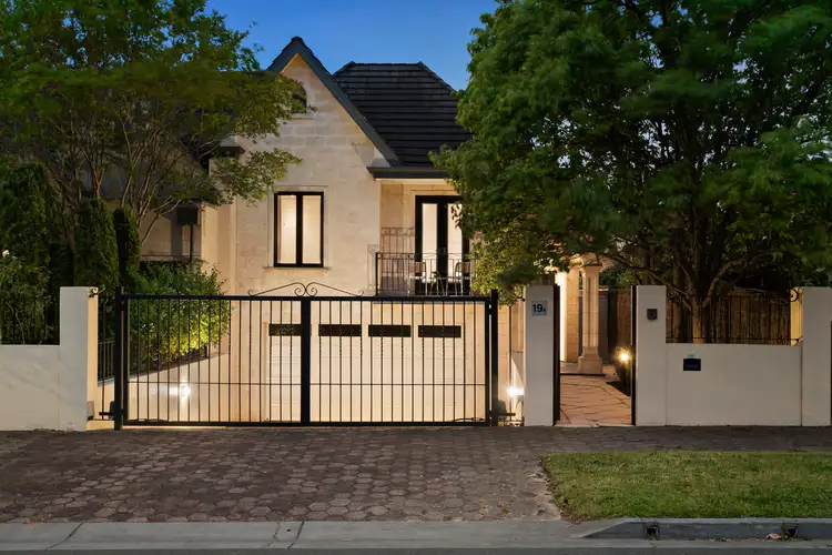 19A Bolingbroke Grove