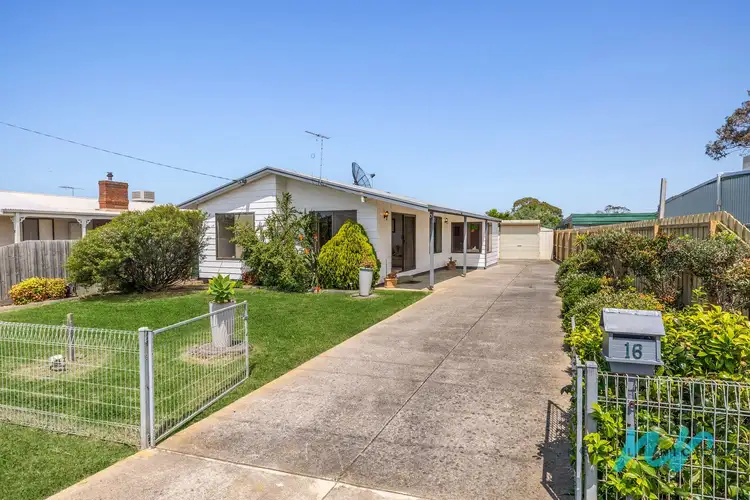 16 Thomson Boulevard