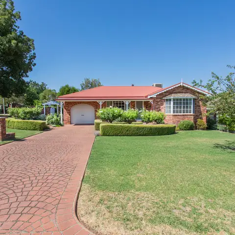 11 Nambucca Circuit, Cowra NSW 2794