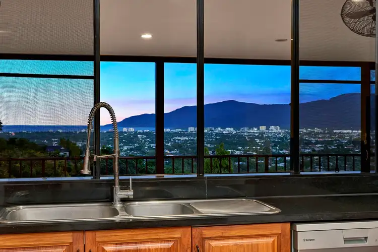 5 Richmond Court, Mooroobool QLD 4870