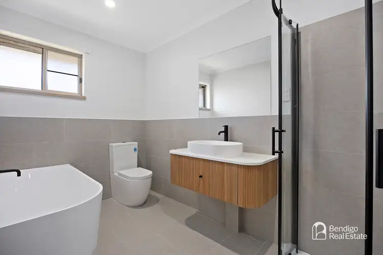 1/17 Nish Street, Flora Hill VIC 3550