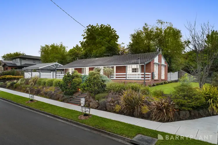 16 Wainewright Avenue, Mooroolbark VIC 3138