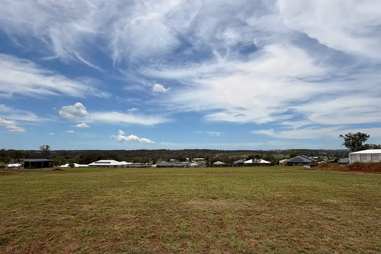 32 Gran Paradiso Way, Meringandan West QLD 4352