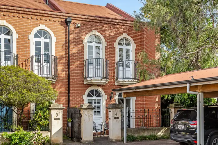 4/11 Johnstone Place