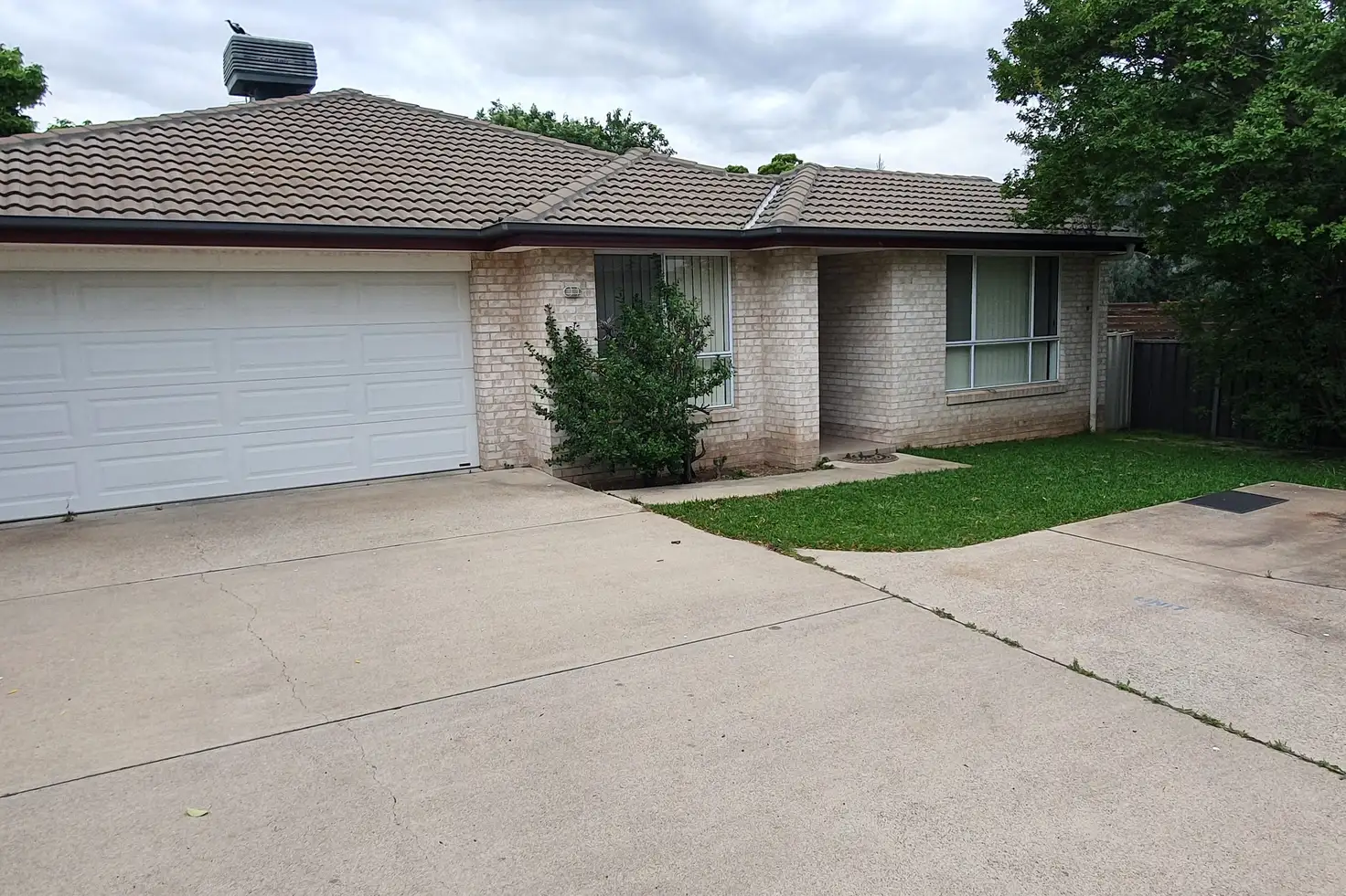 Main view of Homely villa listing, 2/11 Rawson Avenue, Tamworth NSW 2340