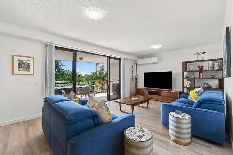 71/885 David Low Way