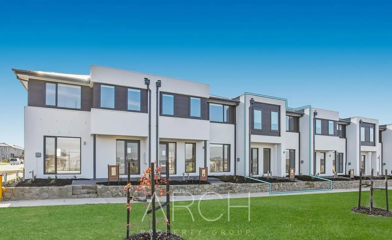 Main view of Homely townhouse listing, 5 Lopes Walk, Clyde North VIC 3978