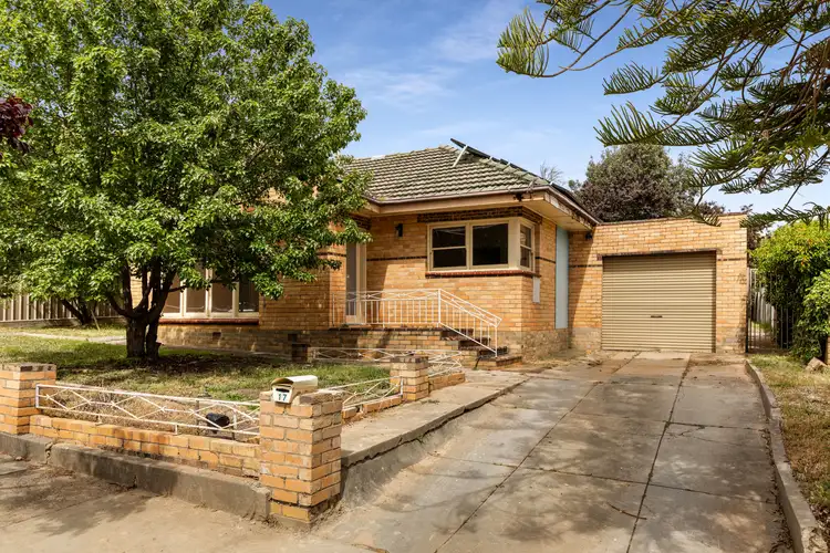 17 Putnam Avenue, Strathdale VIC 3550