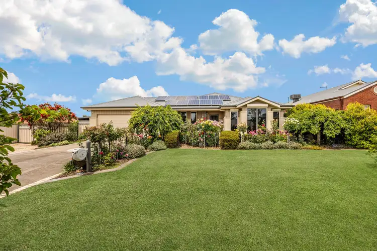 8 Francis Close, Romsey VIC 3434