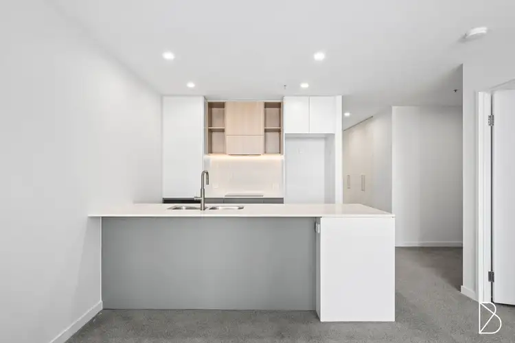 703/102 Easty Street