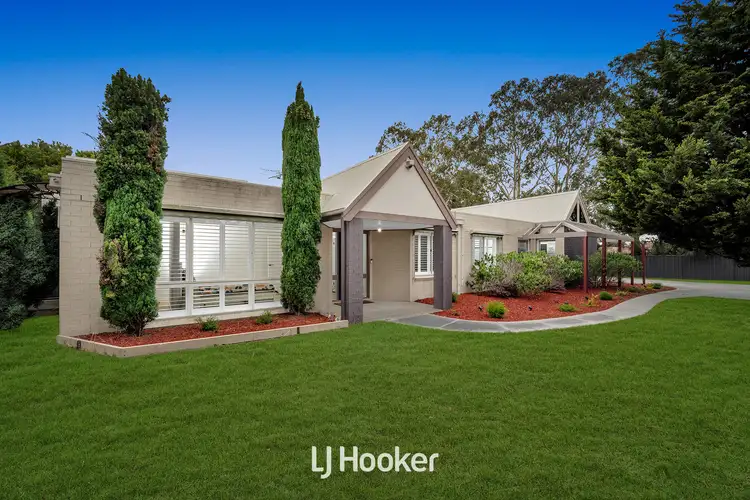 11 Earlston Circuit, Cranbourne VIC 3977