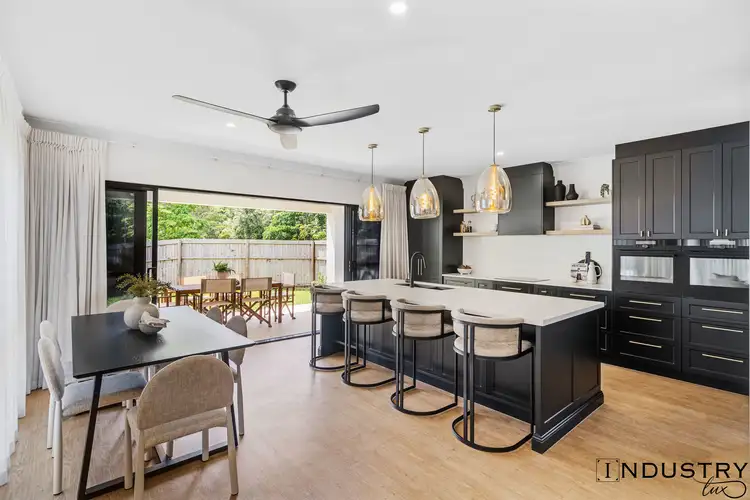 9 Lakeside Drive